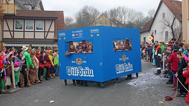 Als rollende Bierkiste hatte die Burschenschaft aus Motten ihren Spaß.  Foto: Steffen Vetter