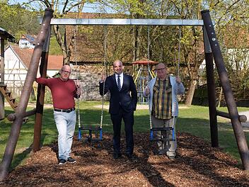 Der scheidende Ortssprecher Klaus Görlinger, 2. Bürgermeister Michael Kastl, Stadtrat Klaus Schebler (von links).  Foto: Björn Hein