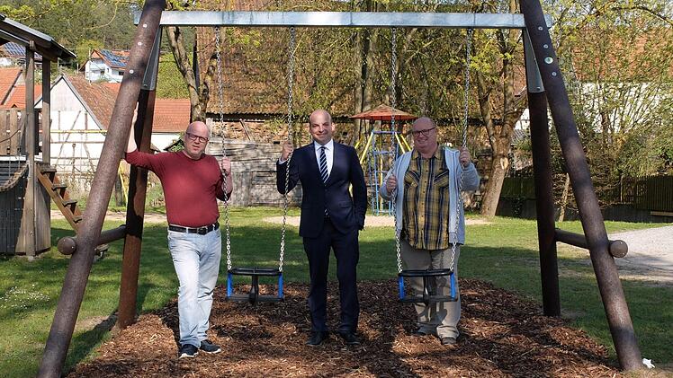 Der scheidende Ortssprecher Klaus Görlinger, 2. Bürgermeister Michael Kastl, Stadtrat Klaus Schebler (von links).  Foto: Björn Hein