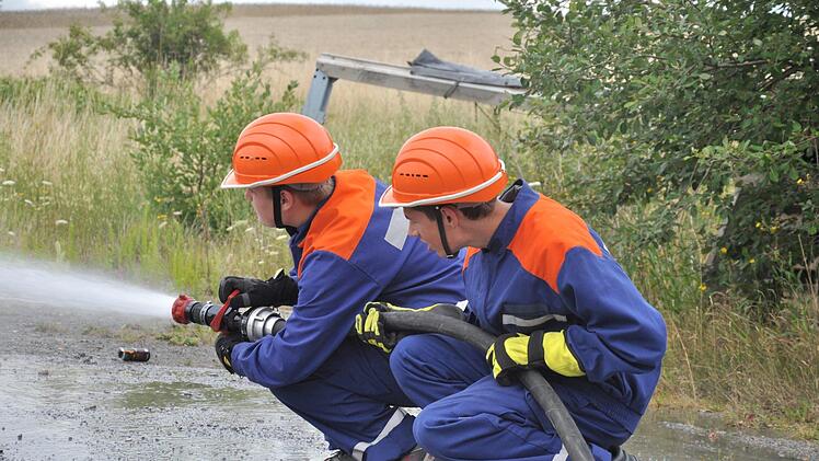 Retten, löschen, bergen, schützen - voller Einsatz für die jungen Feuerwehrleute. Fünf verschiedene Aufgaben wurden ihnen bei der 24-Stunden-Übung gestellt. Foto: Daniel Wiener