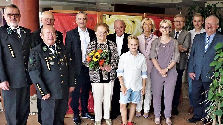 Helga und Oswald Hackel an ihrem Ehrentag mit Familienangehörigen, Bürgermeister Rainer Detsch, Landratsstellvertreter Bernd Steger sowie einer Abordnung des Knappenvereins Foto: Gerd Fleischmann