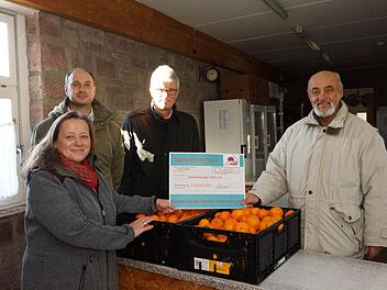 Dieter Roth (rechts) bekommt von Gabi Jabeur-Holtmann, Frank Sell und Burkhard Oschmann eine Spende für die Tafel. Foto: Arkadius Guzy