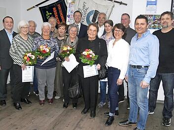 Zur Hauptversammlung wurden langjährige Mitglieder für ihre bis zu 70-jährige Treue zur SG geehrt. Dafür hatte Vorsitzender Michael Scheler (links) nicht genug lobende Worte.  Fotos: Manja von Nida
