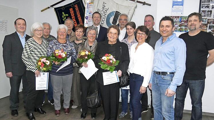 Zur Hauptversammlung wurden langjährige Mitglieder für ihre bis zu 70-jährige Treue zur SG geehrt. Dafür hatte Vorsitzender Michael Scheler (links) nicht genug lobende Worte.  Fotos: Manja von Nida
