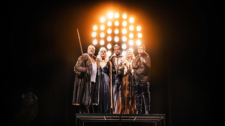 "Das Rheingold" von Richard Wagner feierte in der Regie von Alexander Müller-Elmau Premiere am Landestheater Coburg.Foto: Sebastian Buff
