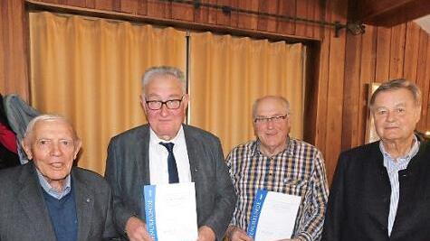 Verdienstnadeln gab es für Günter Stöckel, Wilfried Schlöger und Reinhold Schönauer (von links). Klaus Nenninger (rechts) gratulierte.