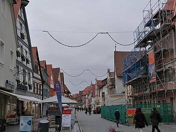 Nur noch Girlanden hängen da:  Seit Dienstag (17. November)  ist die Forchheimer Innenstadt  sternenlos. Martin Rehm