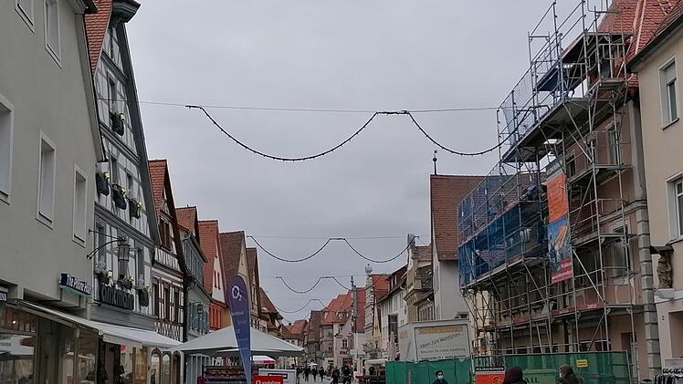Nur noch Girlanden hängen da:  Seit Dienstag (17. November)  ist die Forchheimer Innenstadt  sternenlos. Martin Rehm