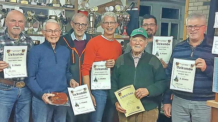 Unser Bild zeigt (von links) Karl-Heinz Simon, Klaus Brettschneider Vorsitzenden Walter Schultheis, Jürgen Brettschneider, Edgar Warmuth, Marko Roth sowie Norbert Zier.