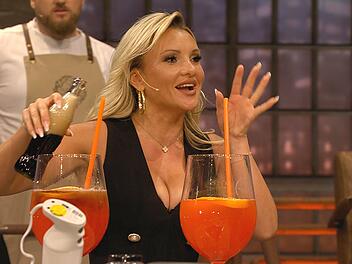 Als Joachim Llambi Evelyn Burdecki mit den riesigen Gl&auml;sern sah, entgleiste ihm der Humor: "Wat meinste, wat die Burdecki abends so wegkippt?"