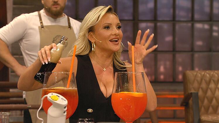 Als Joachim Llambi Evelyn Burdecki mit den riesigen Gl&auml;sern sah, entgleiste ihm der Humor: "Wat meinste, wat die Burdecki abends so wegkippt?"