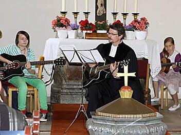 Unter Mitwirkung einer großen Anzahl von ehrenamtlichen Helfern, wie hier mit dem vom Pfarrer Holger Winkler ins Leben gerufenen Gitarrenkreis, wurde der Diener Gottes verabschiedet. Foto: Michael Wunder