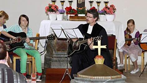 Unter Mitwirkung einer großen Anzahl von ehrenamtlichen Helfern, wie hier mit dem vom Pfarrer Holger Winkler ins Leben gerufenen Gitarrenkreis, wurde der Diener Gottes verabschiedet. Foto: Michael Wunder