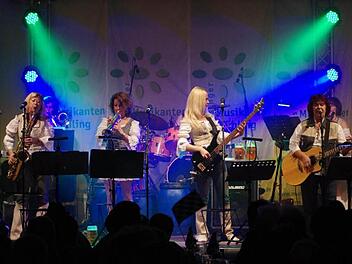 Frauenpower beim Musikantenfrühling: "Die Bayrische 7" rockte den Tattersall und begeisterte bis nach Mitternacht.  Foto: Klaus Werner (7)
