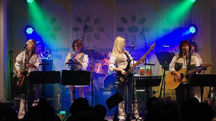 Frauenpower beim Musikantenfrühling: "Die Bayrische 7" rockte den Tattersall und begeisterte bis nach Mitternacht.  Foto: Klaus Werner (7)