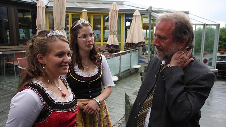 Carina I. (l.) und Elisa unterhalten sich mit Landrat Reinhardt Glauber.