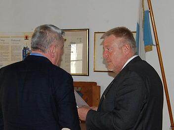 Redebedarf: Nach der letzten Stadtratssitzung zogen sich Norbert Tessmer (links) und Norbert Kastner kurz in eine Ecke zurück. Da ging es bestimmt auch um die Sache mit der Ehrenbürgerschaft. Foto: Oliver Schmidt
