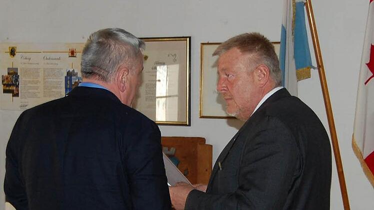 Redebedarf: Nach der letzten Stadtratssitzung zogen sich Norbert Tessmer (links) und Norbert Kastner kurz in eine Ecke zurück. Da ging es bestimmt auch um die Sache mit der Ehrenbürgerschaft. Foto: Oliver Schmidt
