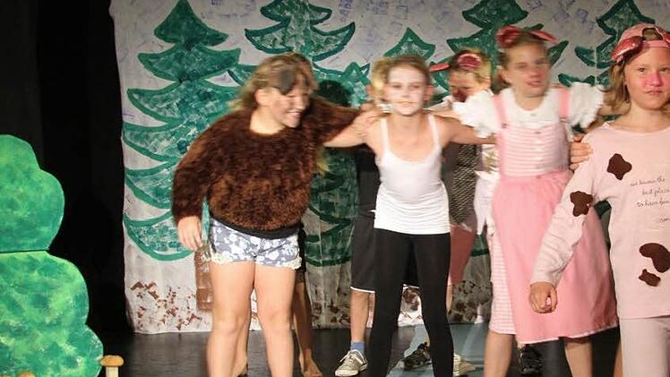Die Hausschweinkinder Theresa Schweiger (vorne links) und Nina Hempfling (vorne rechts) tanzen fröhlich im Wald herum und sind am Ende froh, aus dem noblen "Schweineappartement" entkommen zu sein, als sie erfahren, dass sie geschlachtet werden sollen. Die Hortkinder aus Ziegelhütten haben sich mit dem Stück viel Mühe gegeben. Fotos: Sonja Adam