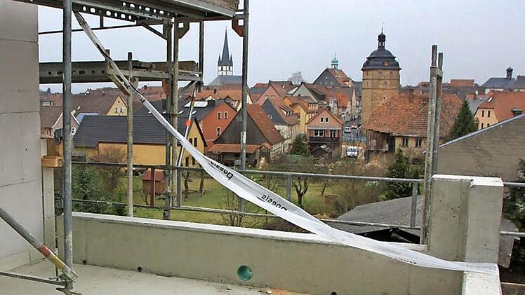 Hoch über den Dächern von Bad Staffelstein: Aus dem obersten Stockwerk des "Wohnparks Schorr" bietet sich dieser Ausblick auf die Altstadt. Zu dem Panorama gehört auch der Staffelberg, den das Objektiv der Kamera hier leider nicht mehr mit einfangen konnte. Fotos: Matthias Einwag