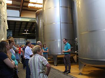 Manuel Rauch (rechts) zeigt die Tanks, in denen der Most gelagert wird. Foto: Carmen Schwind