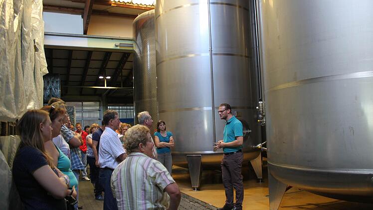 Manuel Rauch (rechts) zeigt die Tanks, in denen der Most gelagert wird. Foto: Carmen Schwind