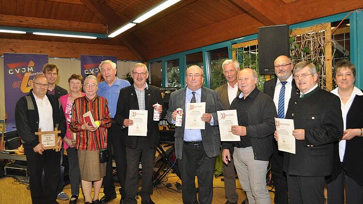Ehrung: (von links) Georg Bezold, Michael Götz (Generalsekretär CVJM Bayern), Hildegard Bezold, Margot Trapper, Heinrich Trapper, Wilhelm Deininger, Günter Hellmuth, Wolfgang Hagemann, Herbert Grob, Vorsitzender Wolfgang Kettler, Peter Korn und stellvertretende Vorsitzende Erika Krell.