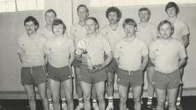Die erste Meisterschaft in der Vereinsgeschichte errangen die Sportkegler des SKK Germania Gauaschach in der Spielsaison 1980/ 81 in der A-Klasse Bad Kissingen. In der Mannschaft kegelten hinten von links: Elmar Reuter, Joachim Tolle, Manfred Schumbera, Oskar Weidl und Bernd Weidl; vorne von links: Georg Kippes, Gerd Reuter, Helmut Pfeuffer, Ernst Bock und Werner Vorndran. Foto: Verein