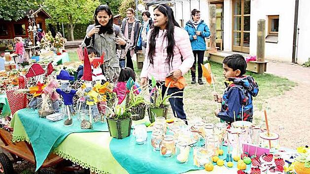 Die Kinder priesen bei den Eltern ihre gebastelten Accessoires an. Foto: Richard S&auml;nger
