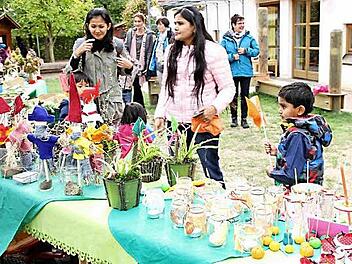 Die Kinder priesen bei den Eltern ihre gebastelten Accessoires an. Foto: Richard Sänger