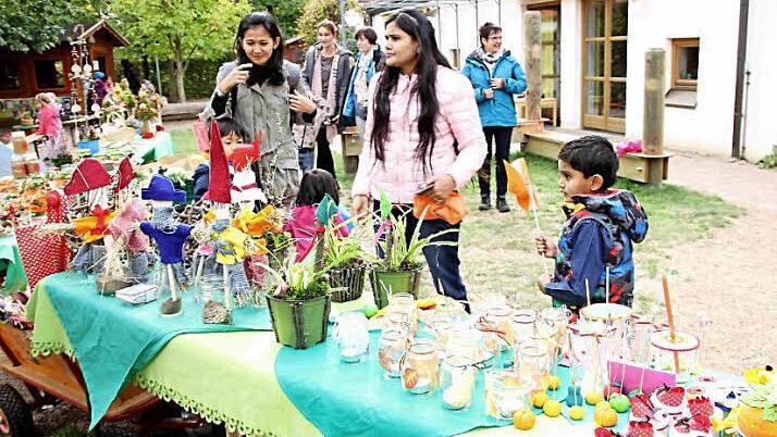 Die Kinder priesen bei den Eltern ihre gebastelten Accessoires an. Foto: Richard Sänger