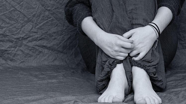 Ein betrunkener 28-Jähriger hat in der Nacht auf Samstag in Gundelsheim seine Freundin bedroht und angegriffen. Die Nacht verbrachte der Mann in einer Haftzelle.  Symbolbild: Pixabay.com