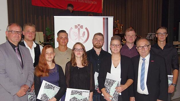 Die Verantwortlichen der Handwerkskammer freuen sich zusammen mit den neuen Gesellen &uuml;ber deren  Leistungen. Von links: Ludwig Paul (Hauptgesch&auml;ftsf&uuml;hrer der Handwerkskammer f&uuml;r Unterfranken), Lukas Heil (Zimmerer, Firma Frommen-Holz, Motten;  1. Platz beim unterfr&auml;nkischen Leistungswettbewerb), Michelle Baier (B&auml;ckerei-Fachverk&auml;uferin, B&auml;ckerei Peter Schmitt Bad Kissingen), Dominik Popek (Hochbaufacharbeiter, Fa. Hub Ma&szlig;bach), Kristina Sabine Schwach  (Kauffrau f&uuml;r B&uuml;romanagement, Metalltech...