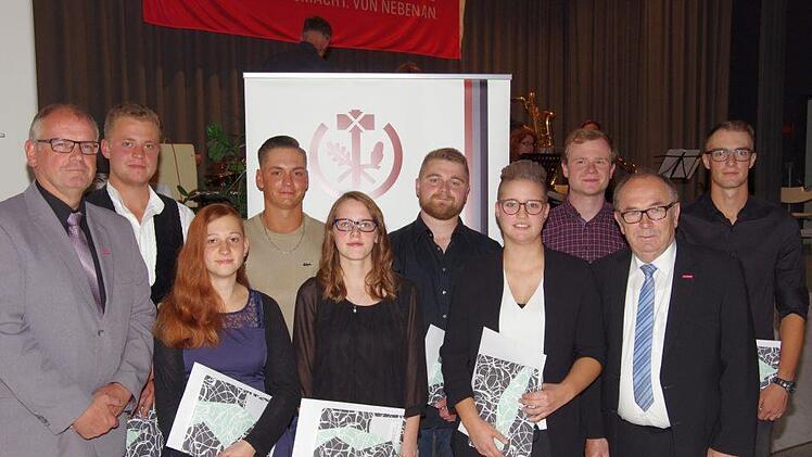 Die Verantwortlichen der Handwerkskammer freuen sich zusammen mit den neuen Gesellen über deren  Leistungen. Von links: Ludwig Paul (Hauptgeschäftsführer der Handwerkskammer für Unterfranken), Lukas Heil (Zimmerer, Firma Frommen-Holz, Motten;  1. Platz beim unterfränkischen Leistungswettbewerb), Michelle Baier (Bäckerei-Fachverkäuferin, Bäckerei Peter Schmitt Bad Kissingen), Dominik Popek (Hochbaufacharbeiter, Fa. Hub Maßbach), Kristina Sabine Schwach  (Kauffrau für Büromanagement, Metalltech...