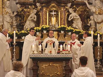 Beim Einführungsgottesdienst in Gößweinstein (v. l.): Wallfahrtsseelsorger Pater Witalis Stania, Leitender Pfarrer Florian Stark, Pfarradministrator Pater Ludwig Mazur, Dekan Martin Emge und Kaplan Pater January Sliwa Foto: Thomas Weichert