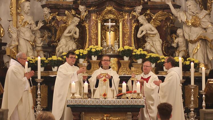 Beim Einführungsgottesdienst in Gößweinstein (v. l.): Wallfahrtsseelsorger Pater Witalis Stania, Leitender Pfarrer Florian Stark, Pfarradministrator Pater Ludwig Mazur, Dekan Martin Emge und Kaplan Pater January Sliwa Foto: Thomas Weichert