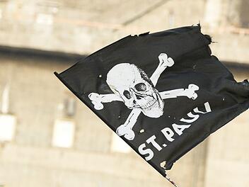 Bei  der Flagge in Hof handelt es sich nicht um das Symbol des IS, sondern vom Fu&szlig;ballverein FC St. Pauli. Symbolfoto: Daniel Bockwoldt/dpa