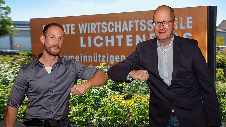 Begrüßung in Corona-Zeiten: Dabei stehen sich der neue Schulleiter Jörg Mausolf (rechts) und sein Stellvertreter Christian Koch inhaltlich näher, als es der Corona-Gruß vermuten lässt. Foto: Klaus Gagel