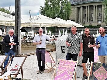 Unser Bild zeigt   (von links): 3. Bürgermeister Thomas Leiner (von links) und Oberbürgermeister Dr. Dirk Vogel, die gemeinsam mit Manfred, Johannes und Florian Griebel den Bad Kissinger Stadtstrand eröffneten.