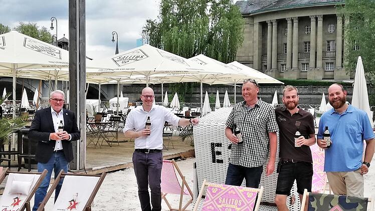 Unser Bild zeigt   (von links): 3. Bürgermeister Thomas Leiner (von links) und Oberbürgermeister Dr. Dirk Vogel, die gemeinsam mit Manfred, Johannes und Florian Griebel den Bad Kissinger Stadtstrand eröffneten.