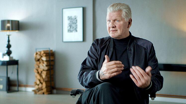 Mittelfeld-Exzentriker Stefan Effenberg musste nach dem letzten Vorrundenspiel der Deutschen in Dallas gegen S&uuml;dkorea trotz eines knappen Sieges nach Hause fahren. Er hatte dem deutschen Block nach Beschimpfungen seiner Person den Mittelfinger gezeigt.