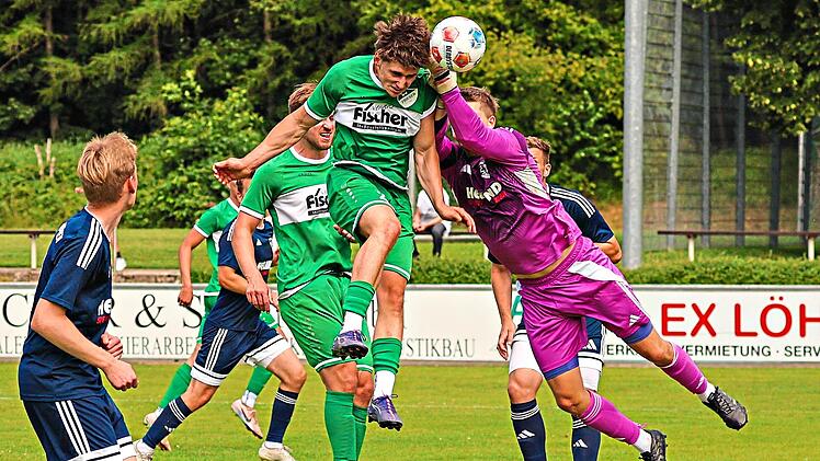 Faustabwehr von TSV-Keeper Jonas K&ouml;hn, bei dem er den Ball und dann den Friesener Elias Haas trifft.&nbsp;H. Wei&szlig;