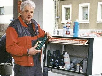 So kannten ihn seine Kunden: Peter Metz am Ölständer seiner Tankstelle. Fotos: Privat