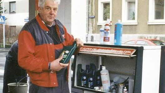 So kannten ihn seine Kunden: Peter Metz am Ölständer seiner Tankstelle. Fotos: Privat