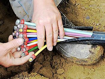 Glasfaser ist die erste Wahl beim Ausbau des schnellen Internets. Im Markt Thurnau müssen einige Passagen überbrückt werden, die mit Kupferkabeln bestückt sind, denn das schränkt die Bandbreite ein. Foto: dpa