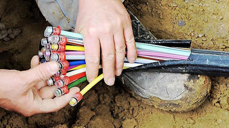 Glasfaser ist die erste Wahl beim Ausbau des schnellen Internets. Im Markt Thurnau müssen einige Passagen überbrückt werden, die mit Kupferkabeln bestückt sind, denn das schränkt die Bandbreite ein. Foto: dpa