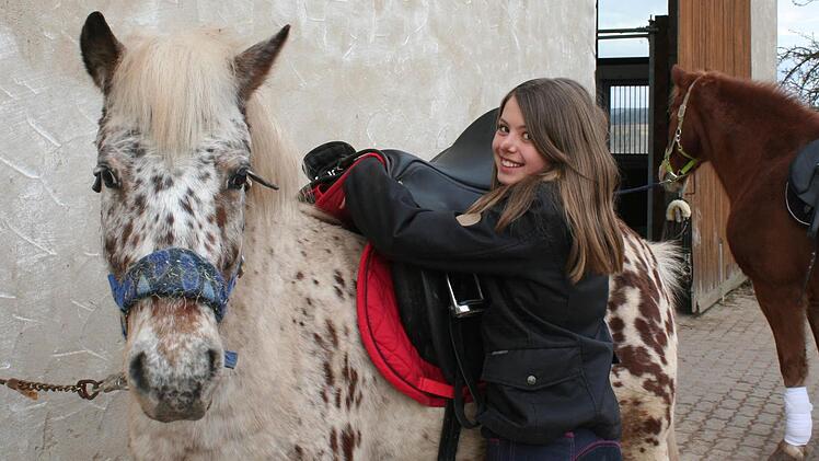 Nele aus Weisendorf sattelt Lucky Luke, das fünf Jahre alte Pony von Silke Baum. Foto: Evi Seeger