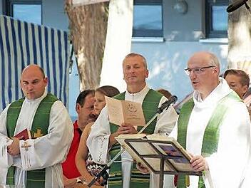 Helmut Hetzel (rechts) zelebrierte den Festgottesdienst gemeinsam mit einen Kollegen aus der kroatischen Partnerstadt. Foto: Manfred Welker