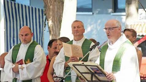 Helmut Hetzel (rechts) zelebrierte den Festgottesdienst gemeinsam mit einen Kollegen aus der kroatischen Partnerstadt. Foto: Manfred Welker