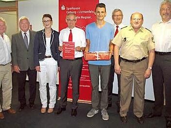 F Gewinnübergabe eines Bausparvertrages mit einer Einlage von 600 Euro, von links: Alfons Hrubesch, Vorsitzender der Kreisverkehrswacht, Landratstellvertreter Helmut Fischer, Marion Merz (LBS Oberfranken), Sparkassendirektor Roland Vogel, Gewinner Fabian Fischer, Walter Partheymüller von der Sparkasse, Polizeiinspektionsleiter Willibert Lankes und Bezirksvorsitzender Udo Skrzypczak.  Foto: Alfred Thieret